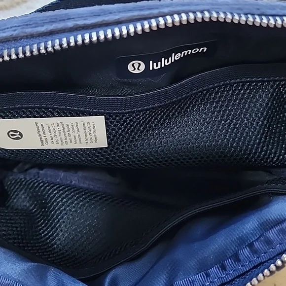 Lululemon Everywhere Belt Bag *Corduroy in True Navy NWT - Picture 5 of 6